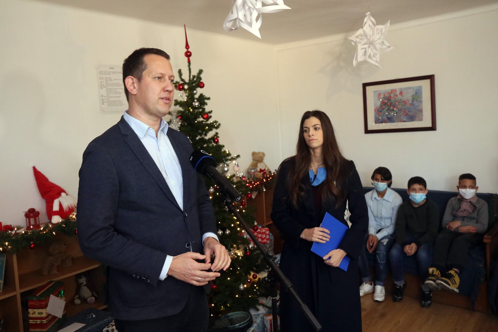 Kormányzati összefogással több ezer gyermekotthonban élő fiatal kap ajándékot