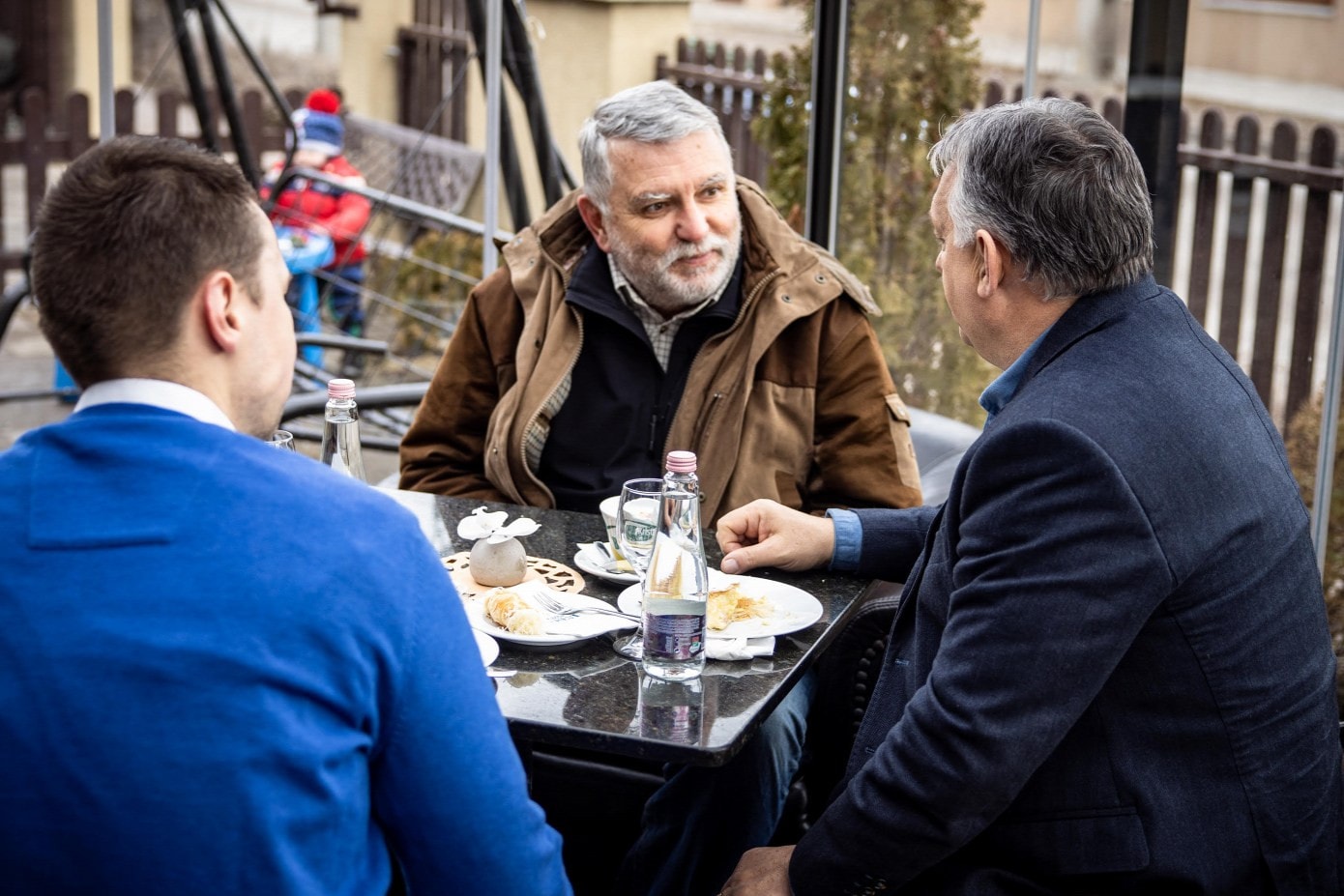 Lábon lőtte magát a baloldali sajtó Orbán videója után