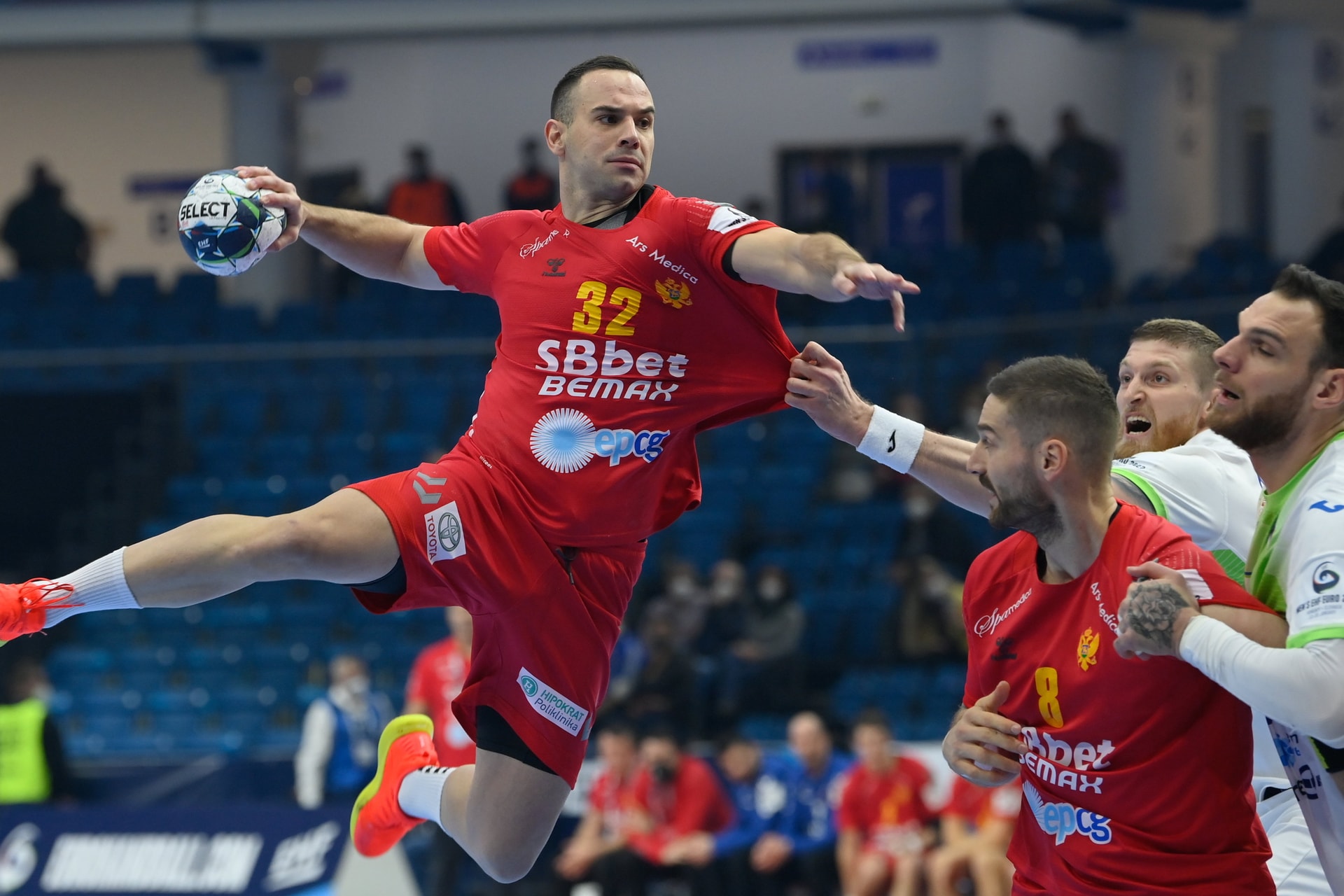 Kézilabda: Montenegró nagy csatában legyőzte, és kiejtette Szlovéniát