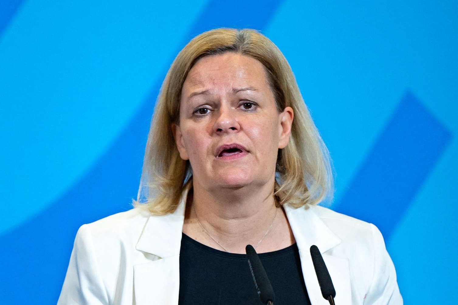 Ellenzéki össztűz alatt Faeser