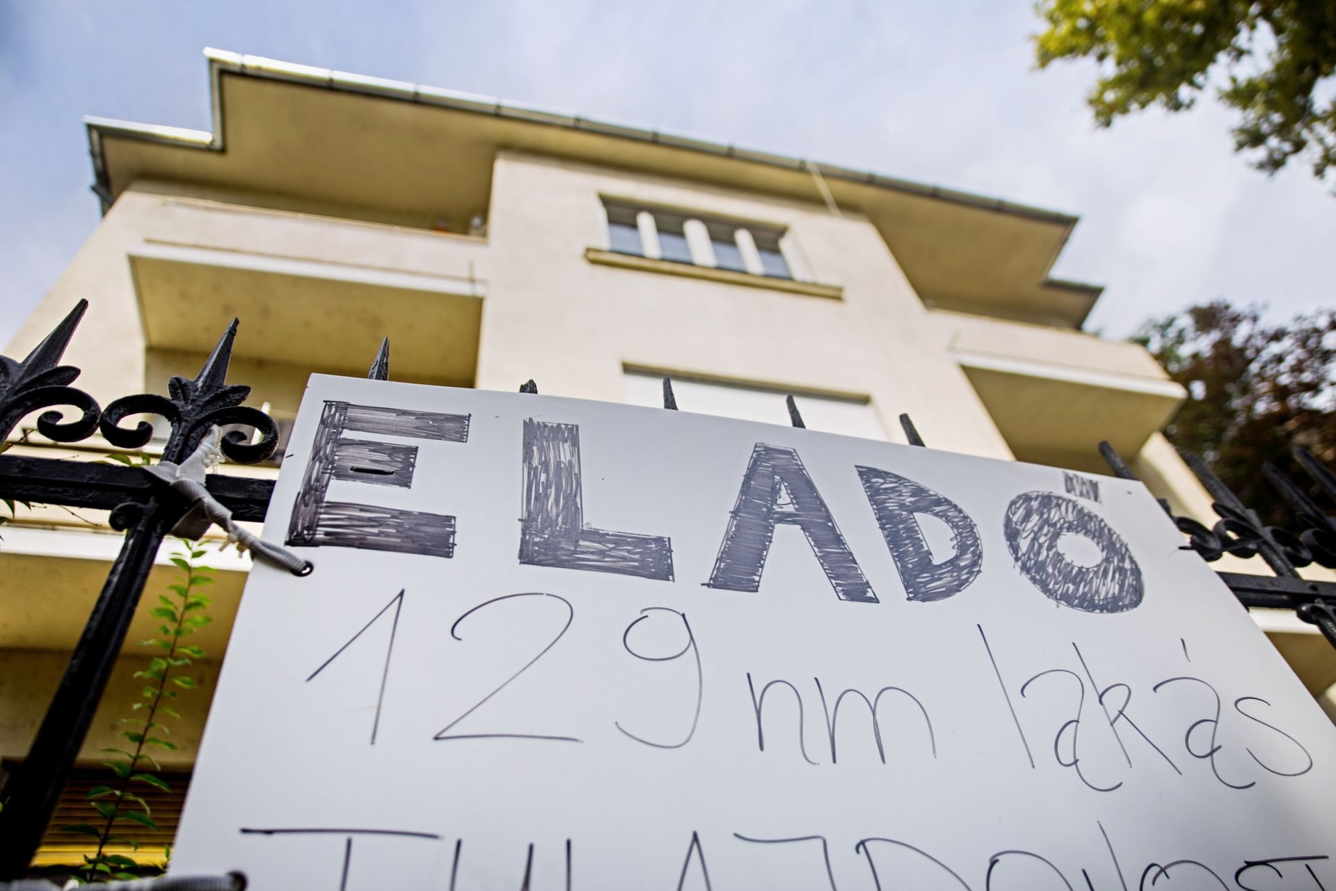 Kihúzott az állam 155 ezer embert az adósságcsapdából