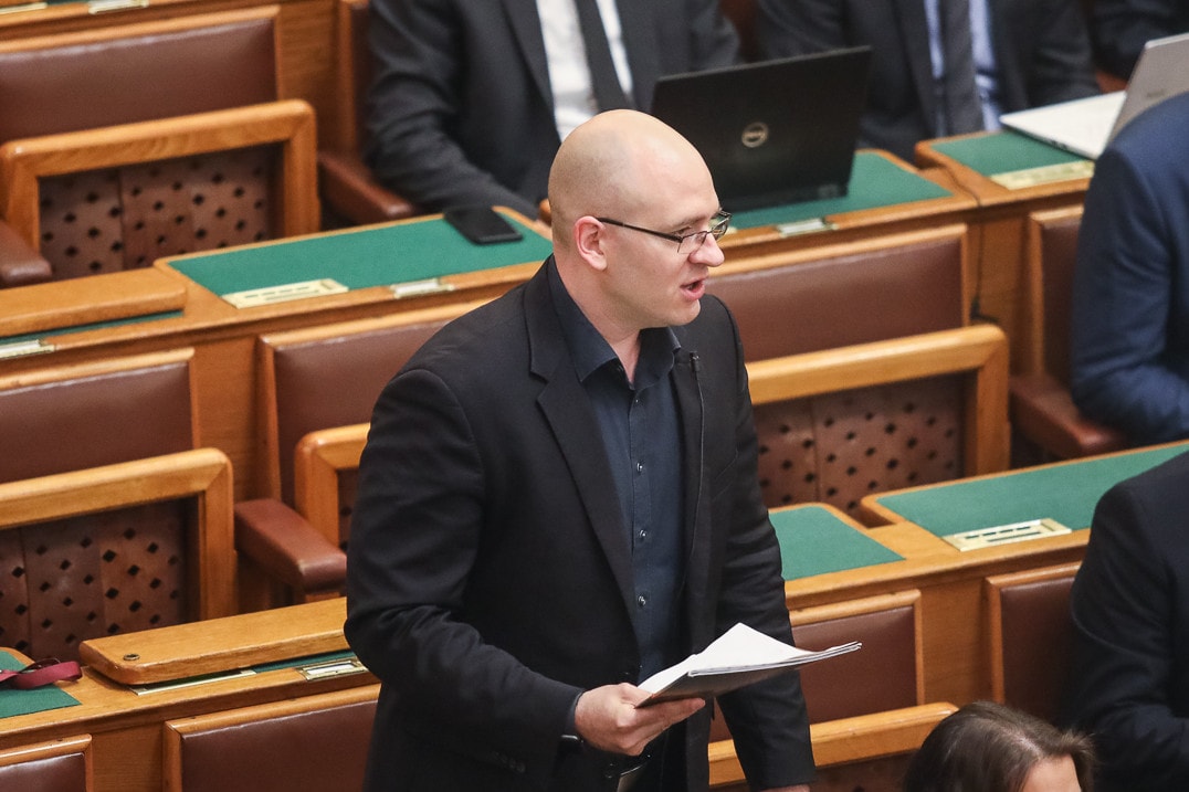 Sunnyognak az ellenzéki politikusok Z. Kárpát Dániel karlendítése kapcsán