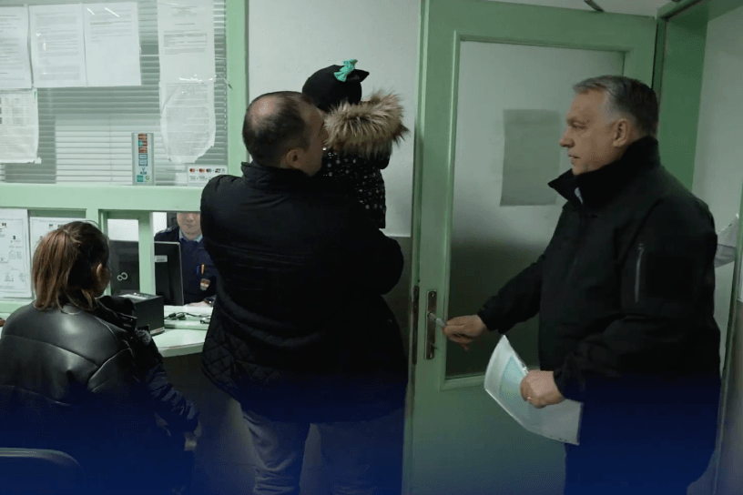 Orbán Viktor dokumentumokkal látott el egy menekült családot