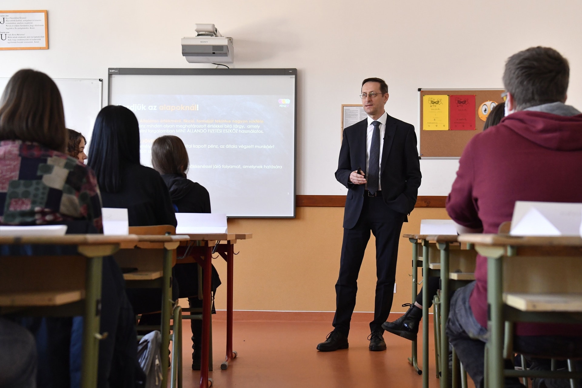 Az iskolákban is oktatni kell a pénzzel való bánásmódot