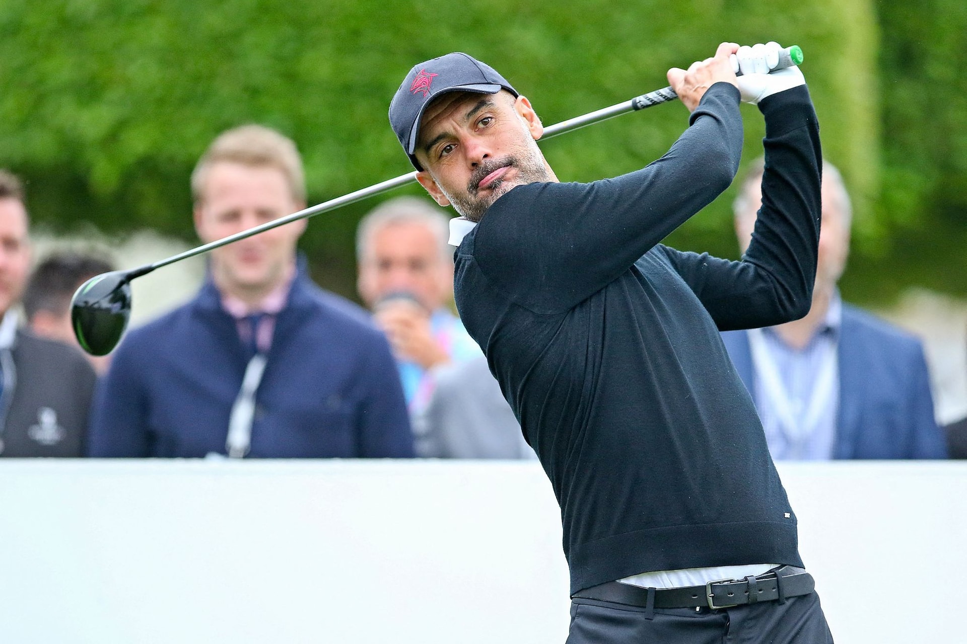Ikonok harca golfütővel