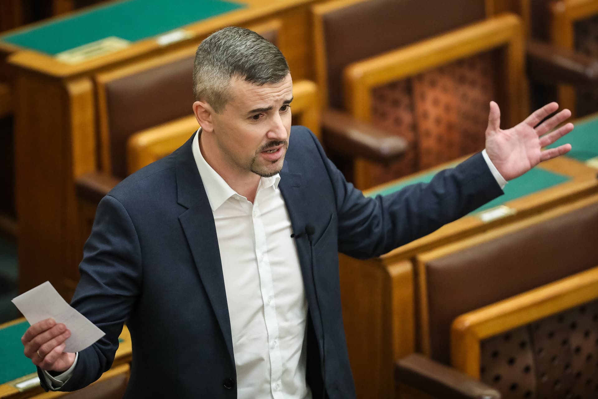 Jakab éjszakába nyúlóan dolgozott kabinetfőnökével