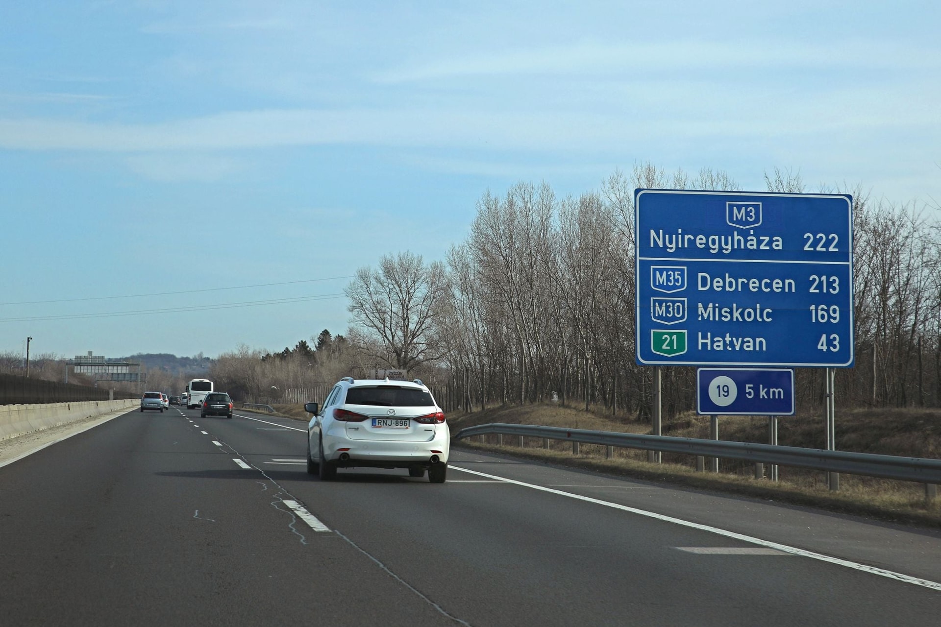 A tervezettnél kevésbé nő jövőre az éves útdíjmatricák ára