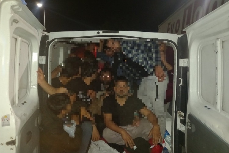 Házépítőelemek között rejtőztek illegális bevándorlók egy kamionban