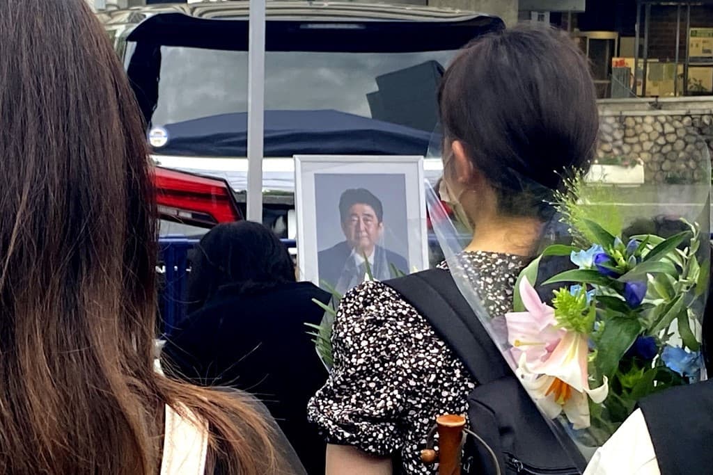 Tömegek kísérték utolsó útjára a meggyilkolt Abe Sindzót