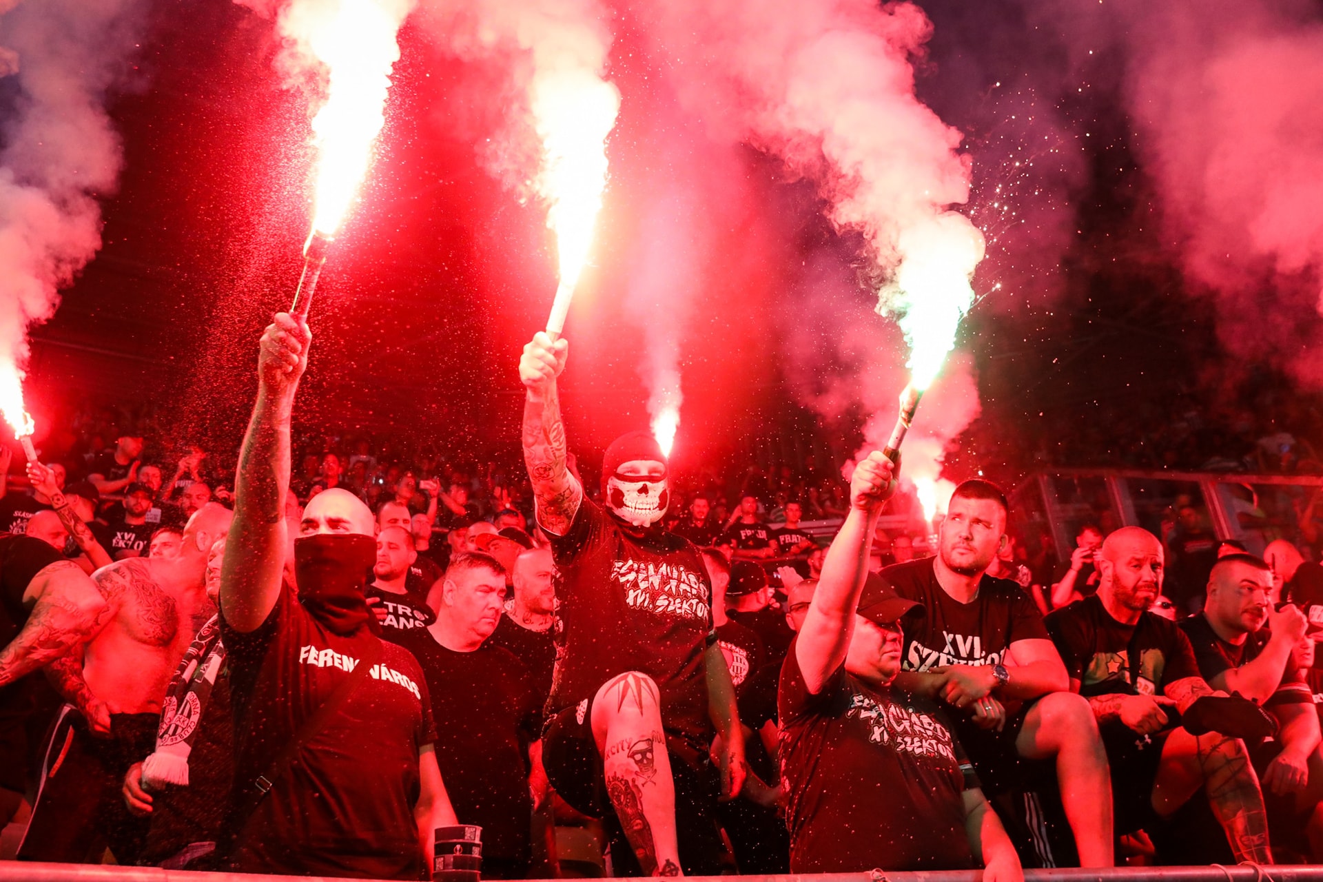 Pénzbüntetéssel és szektorbezárással sújtotta a Fradit az UEFA