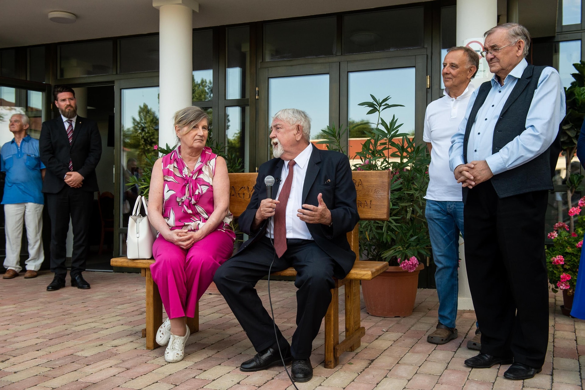 Kásler Miklós névre szóló padot kapott a Hungarikum Ligetben