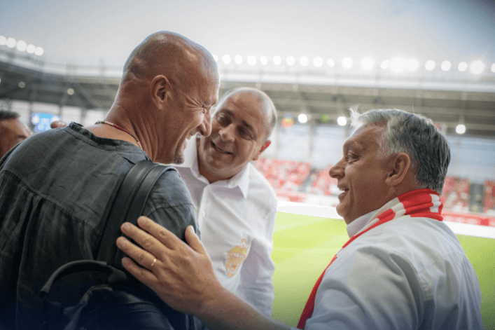 Orbán Viktor együtt énekelt és fotózkodott a Sepsi OSK szurkolóival
