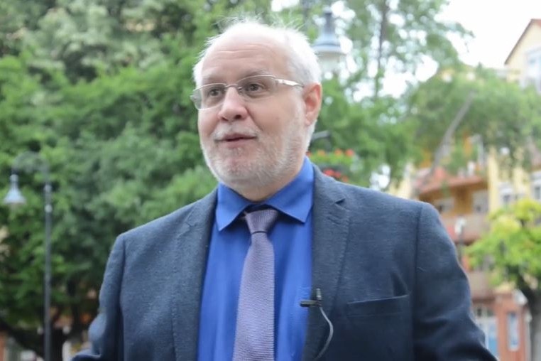 Közpénzből többször is körbekocsikázhatta a Földet a DK-s politikus