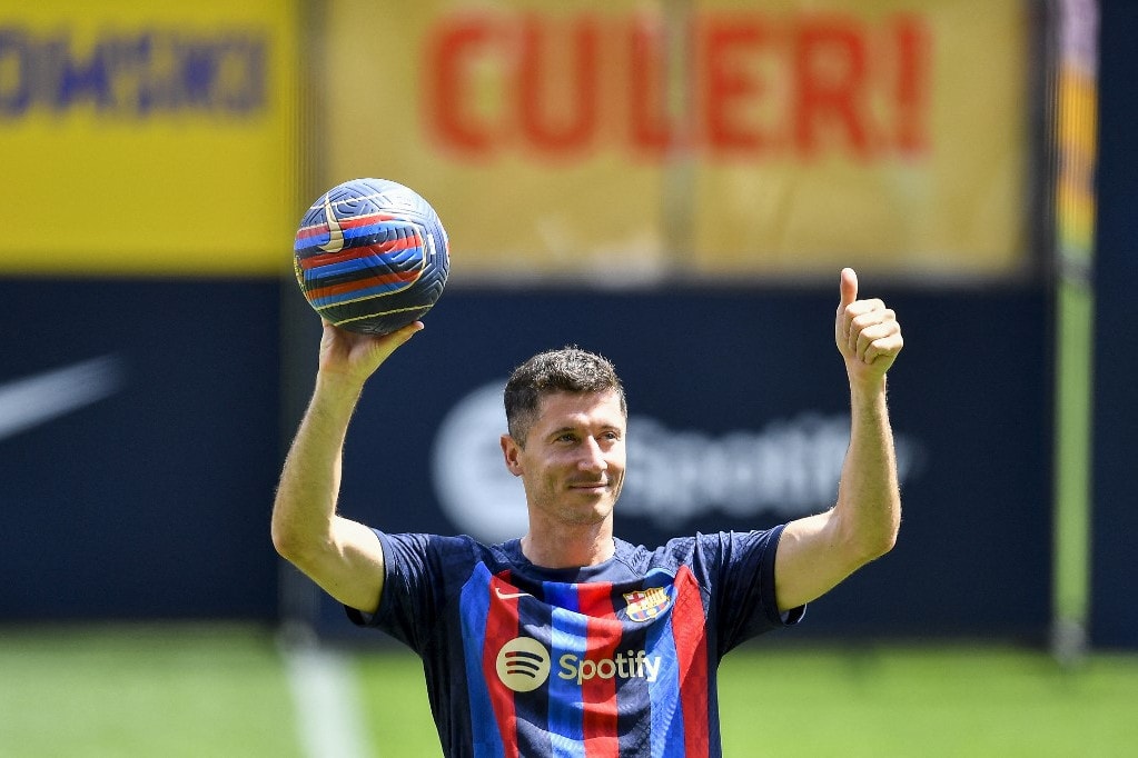 Hatvanezer ember előtt mutatta be Lewandowskit a Barca