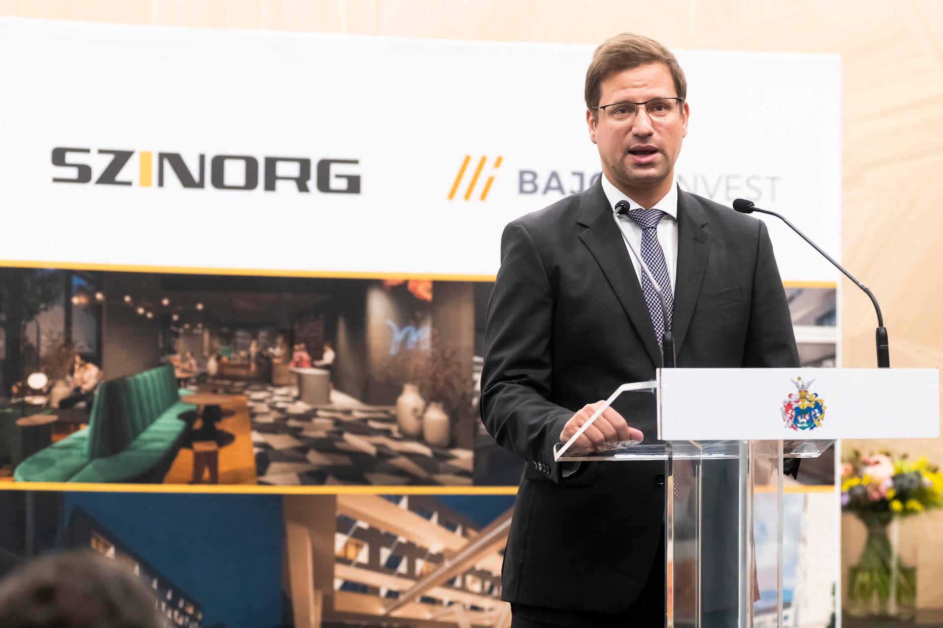 Gulyás Gergely négycsillagos szállodát adott át Debrecenben