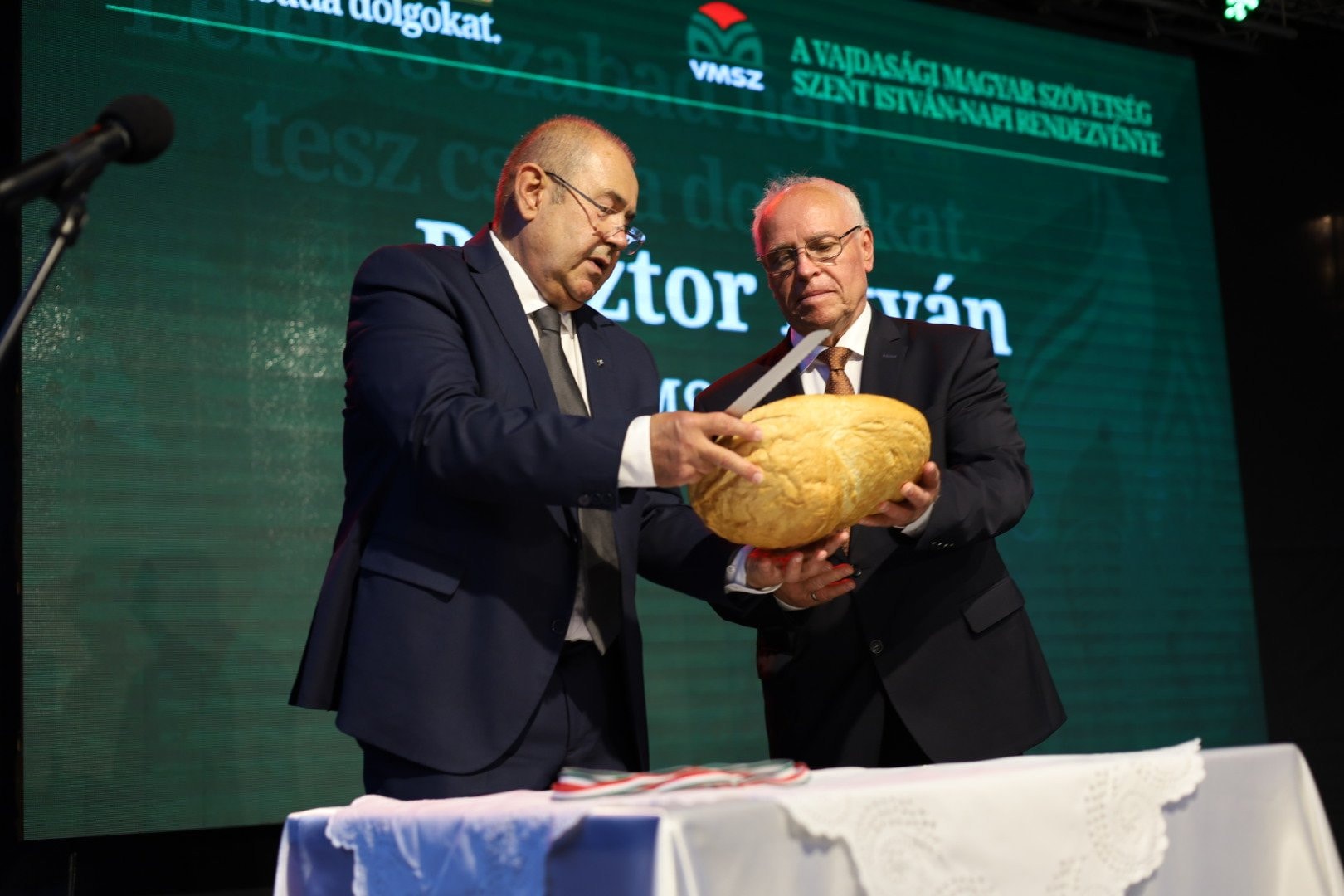 „A magyaroknak vigyázniuk kell szülőföldjükre”