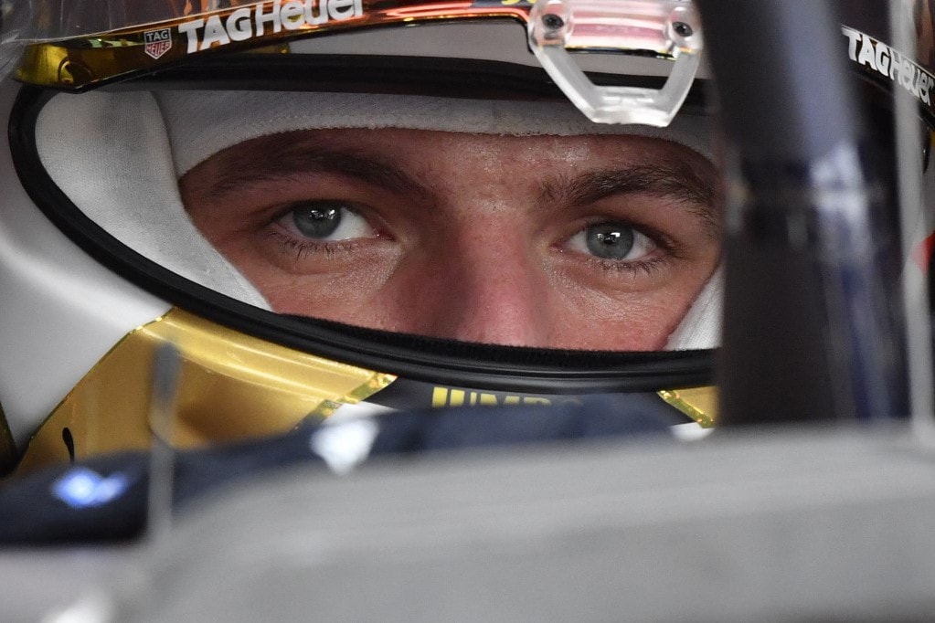 Max Verstappen a hátsó udvarból is elsőként ért célba