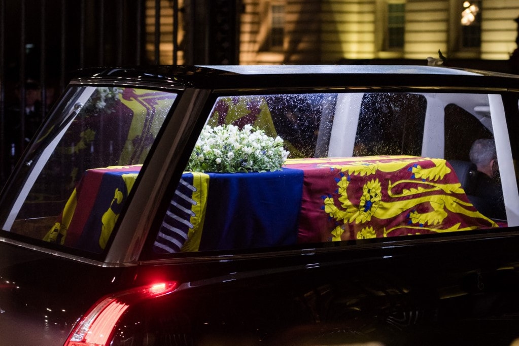Szerdán felravatalozzák II. Erzsébet koporsóját a londoni parlamentben