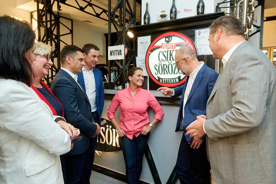 Sörözőbe is beugrott Bukarestben Novák Katalin