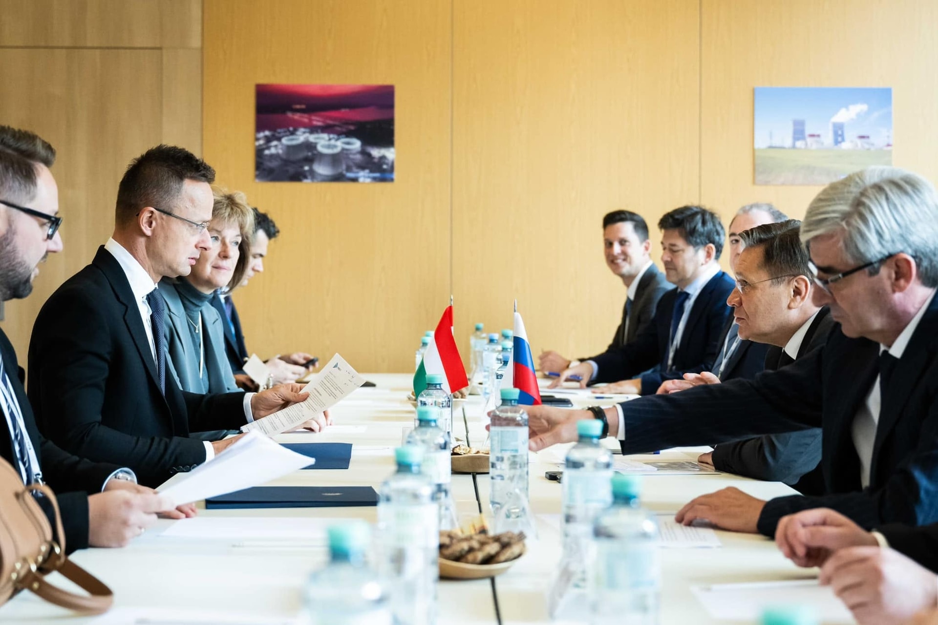 Szijjártó: Felépítjük az erőművet