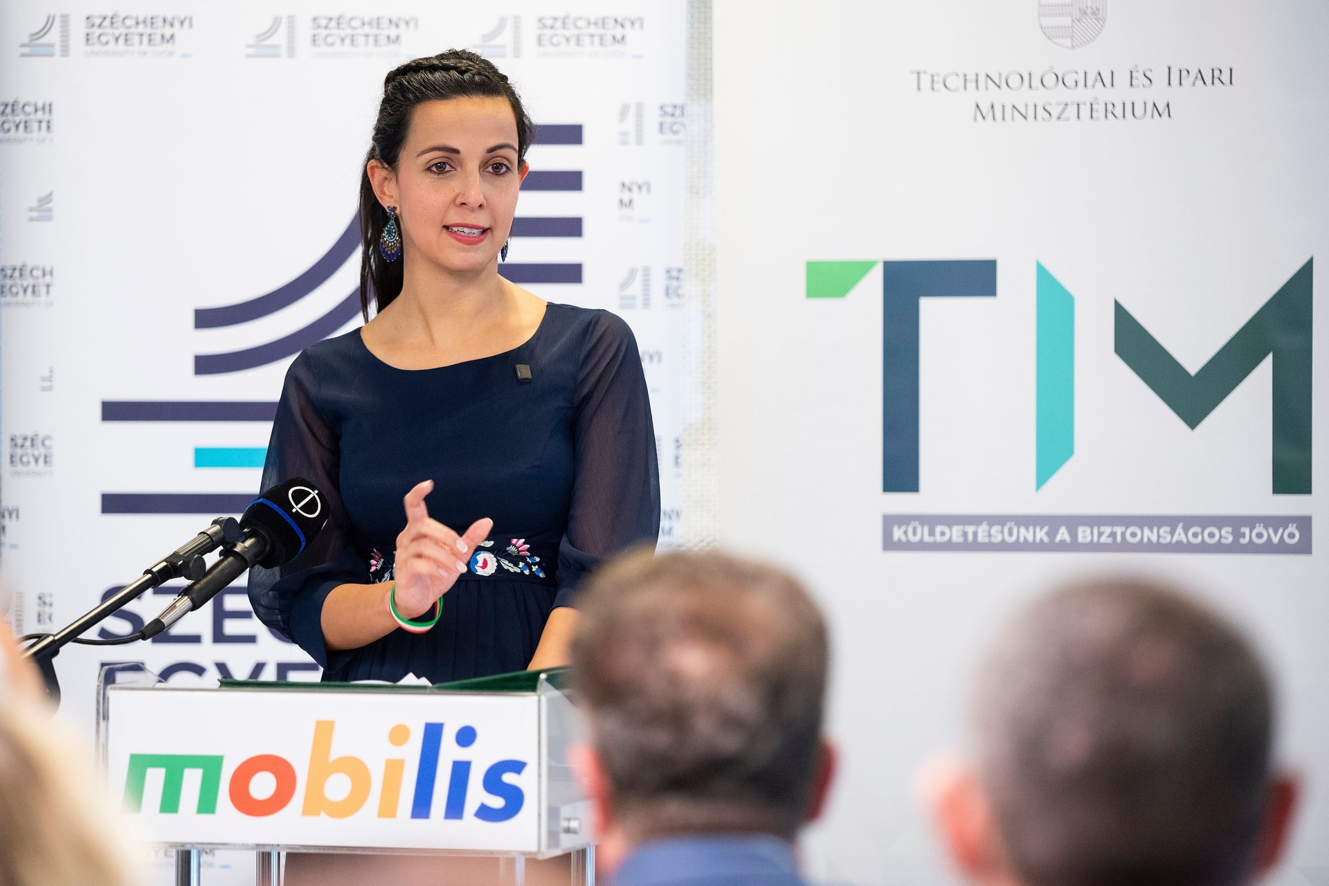 Koncz Zsófia: A magyar emberek mellett a kormány is békét akar