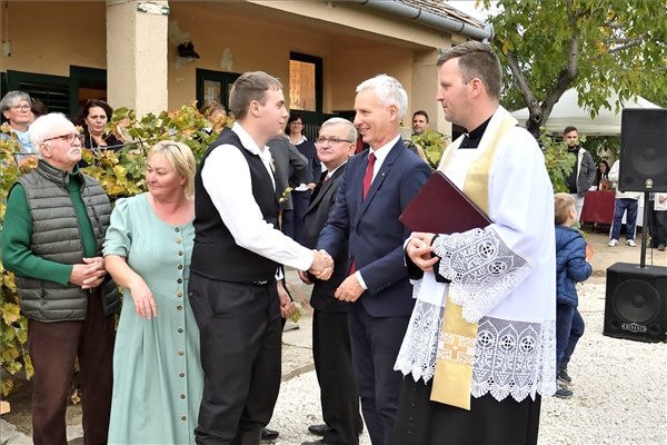Soltész Miklós: A közösségeink erősítése segít távol tartani a háborút és a diktatúrát