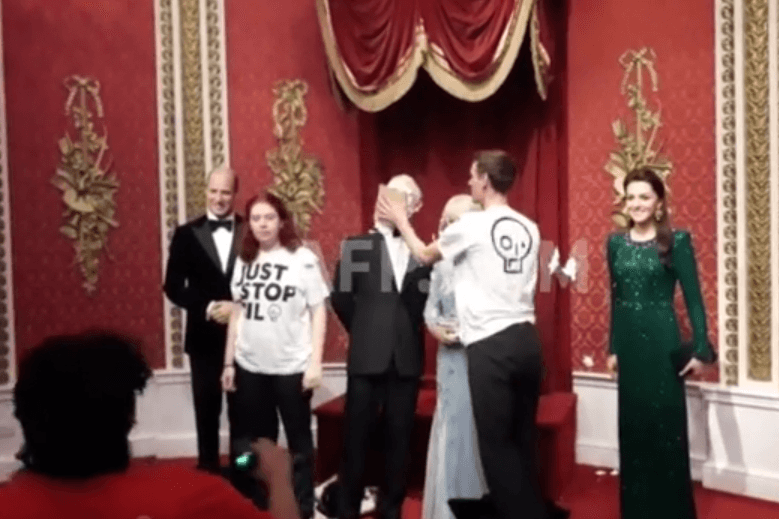Csokitortát kapott az arcába III. Károly viaszszobra