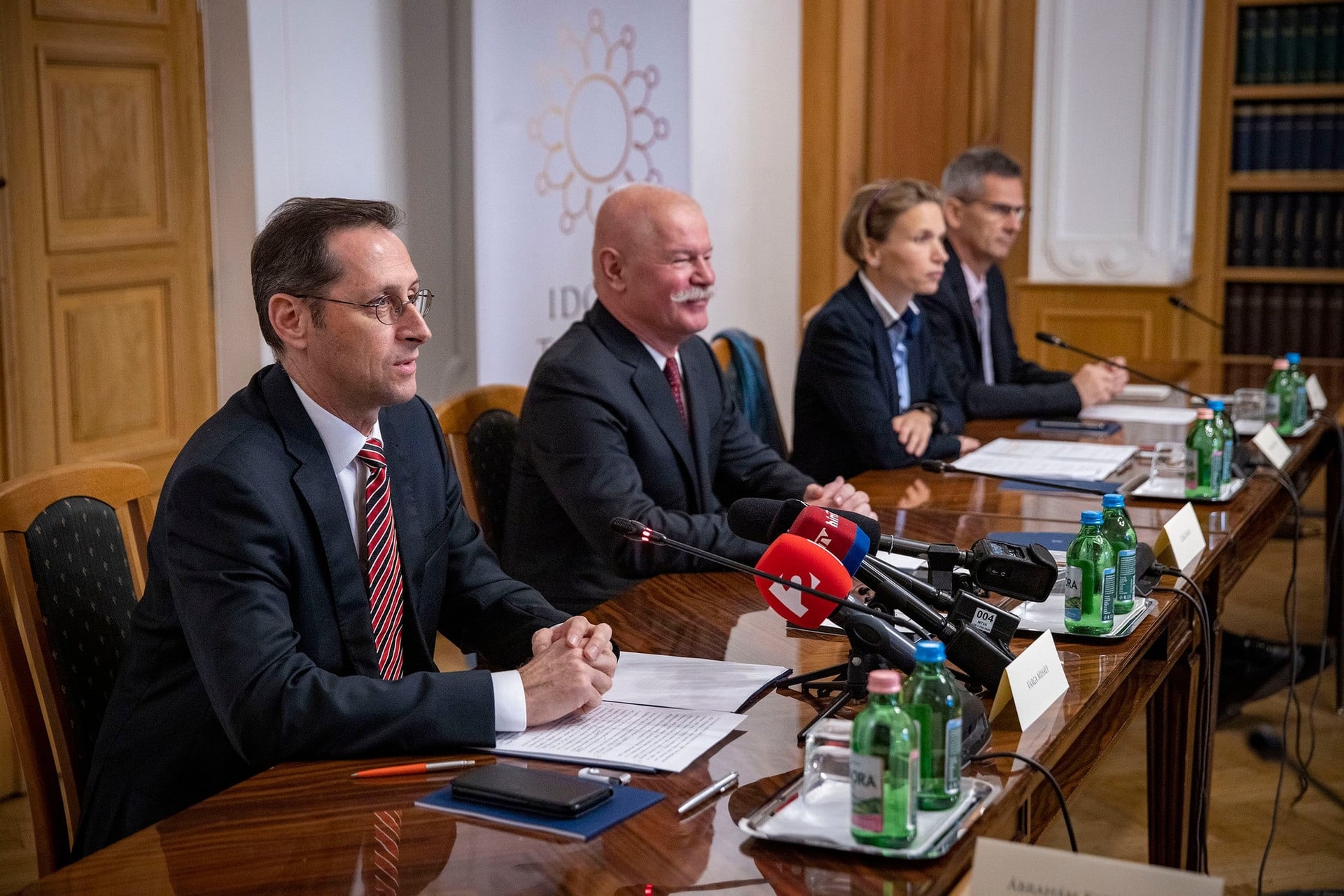 Varga Mihály: Novemberben fizetjük a nyugdíjprémium összegét