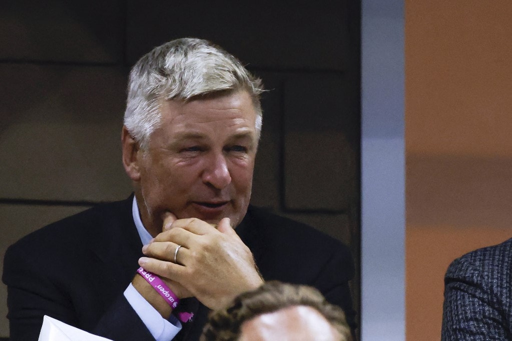 Az ügyészség enyhítette az Alec Baldwin elleni vádat