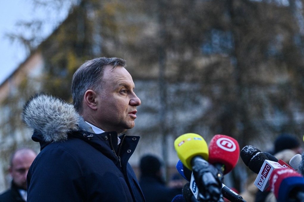 Egy magát a francia elnöknek kiadó ember hívta fel Andrzej Dudát