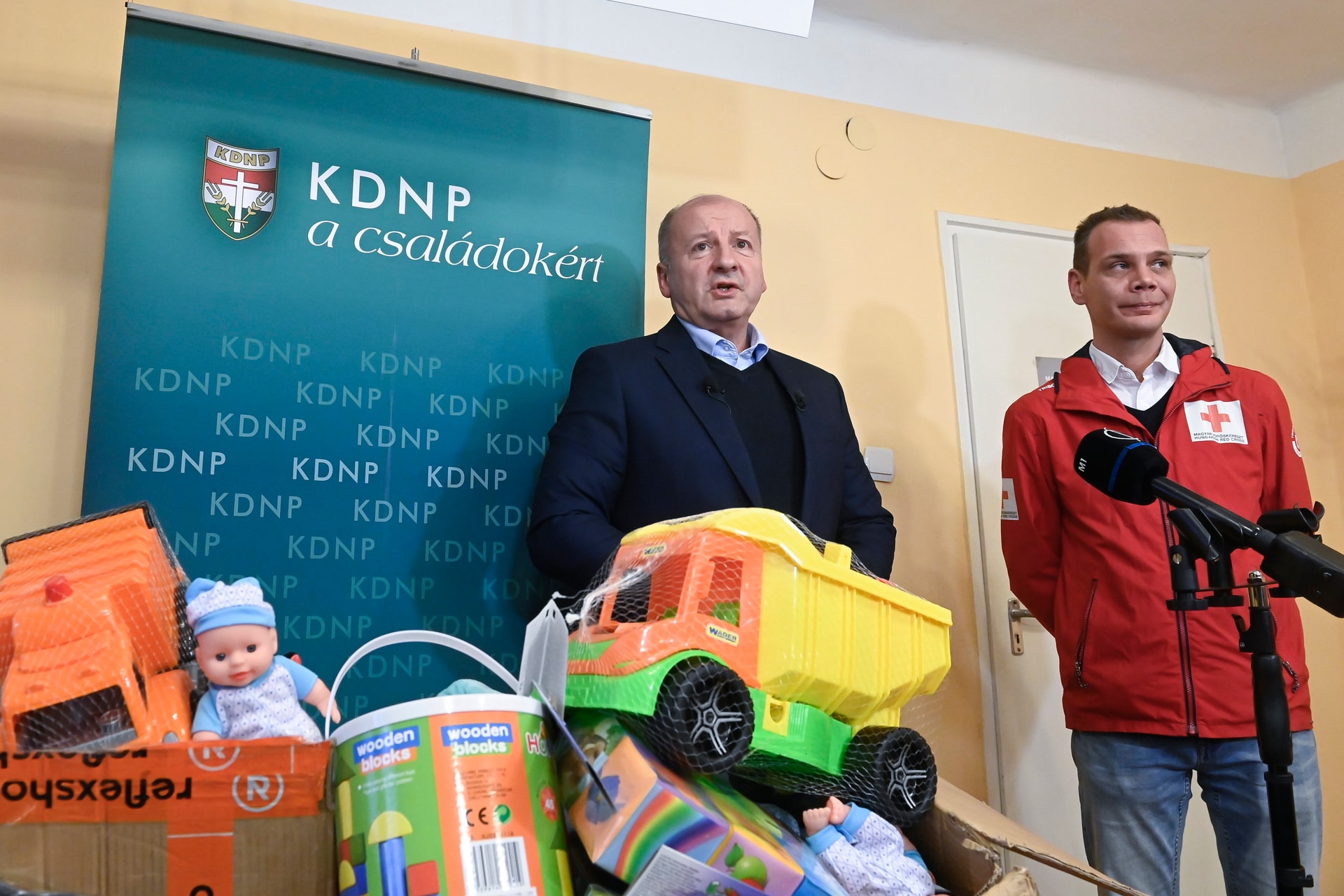 Karácsonyi ajándékcsomagokat adott át a KDNP-frakció