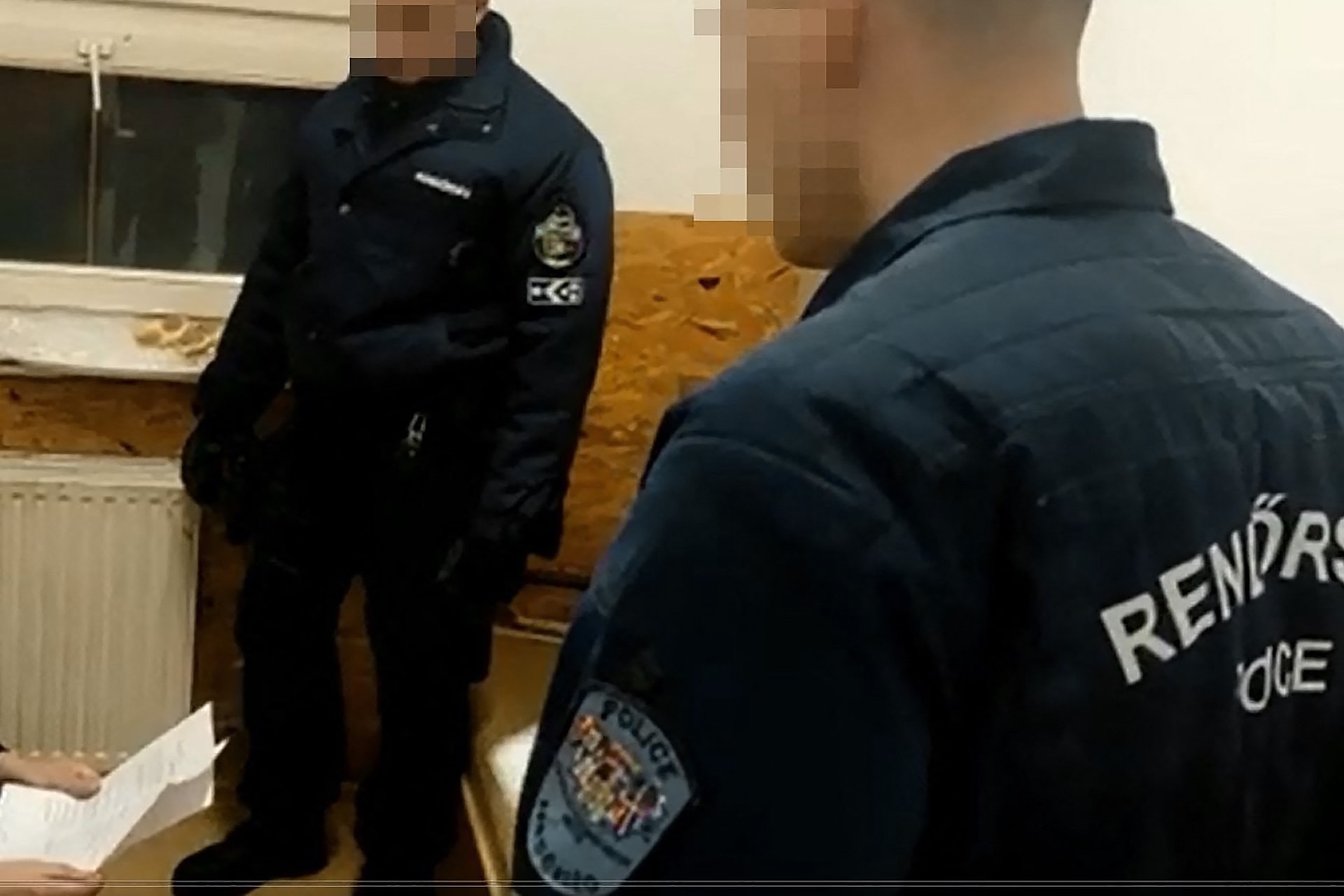 Vádat emeltek egy információkat szivárogtató volt rendőrségi alkalmazott ellen