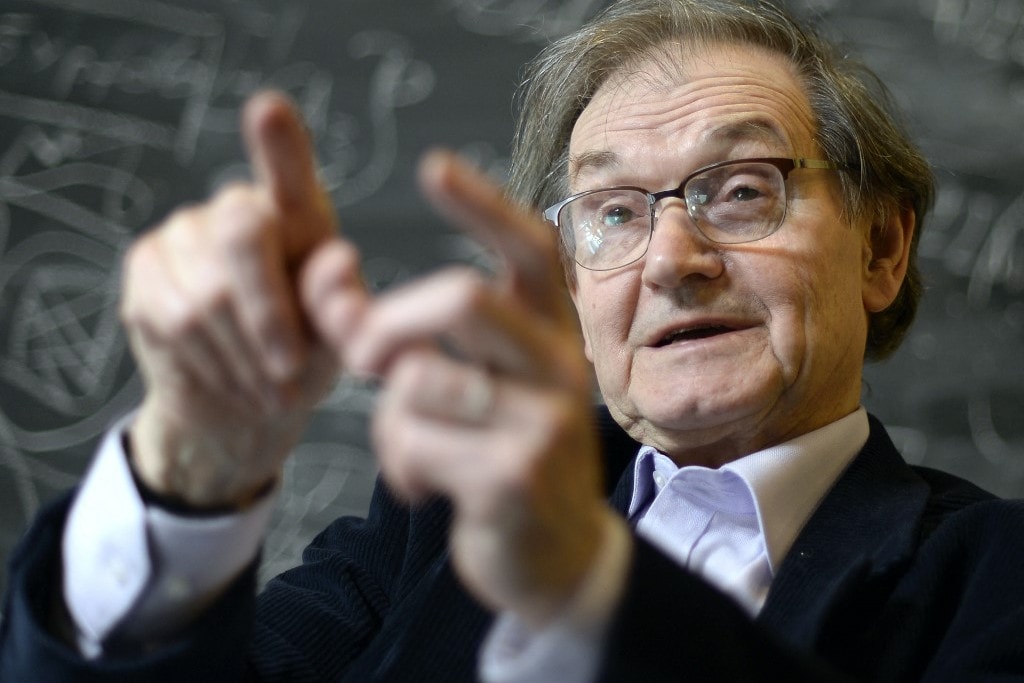 Sir Roger Penrose Nobel-díjas fizikus előadást tart a CSFK Csillagászati Intézetében