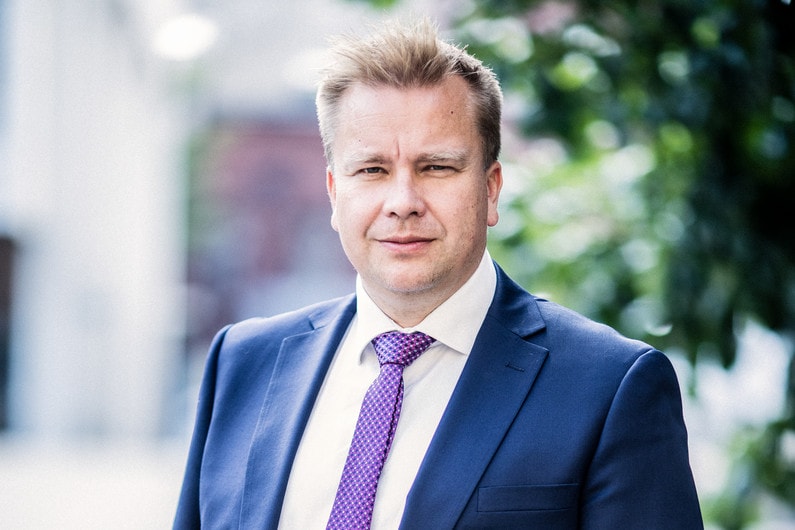 Apasági szabadságra ment a finn védelmi miniszter, újat kellett kinevezni helyette