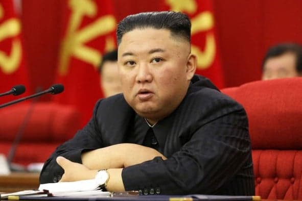 Kim Dzsongun nassol és pezsgőben fürdik, míg népe éhezik
