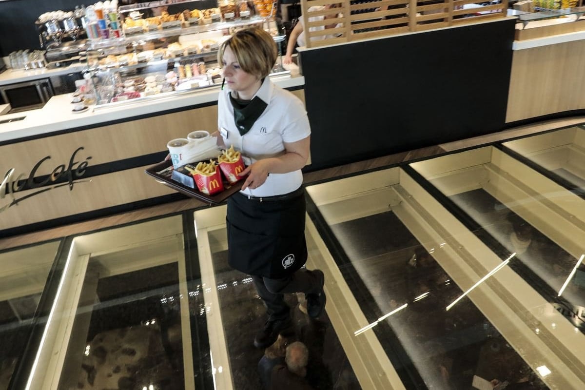 A 2000 éves római út 3 csontvázzal egy McDonald’s étterem alatt Rómában, Olaszországban