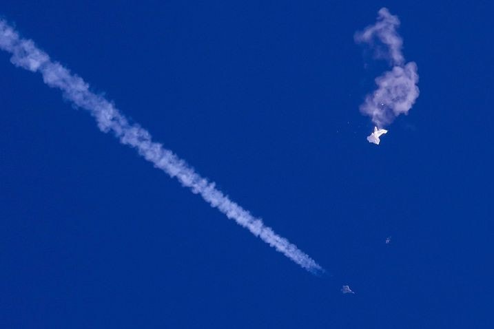 Washington felhagy két, korábban lelőtt azonosítatlan tárgy keresésével