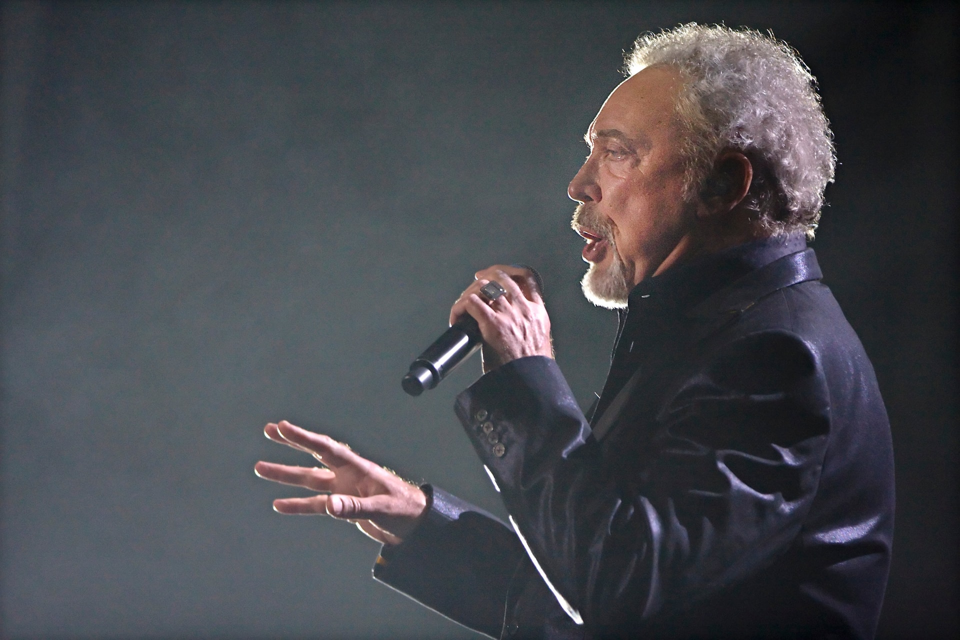 Tom Jones július 1-jén pótolja elhalasztott koncertjét az MVM Dome-ban