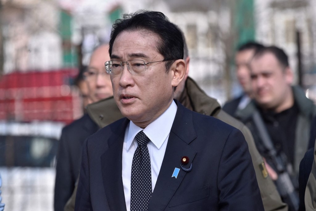 Káosz és pánik: füstbombával támadták meg a japán miniszterelnököt