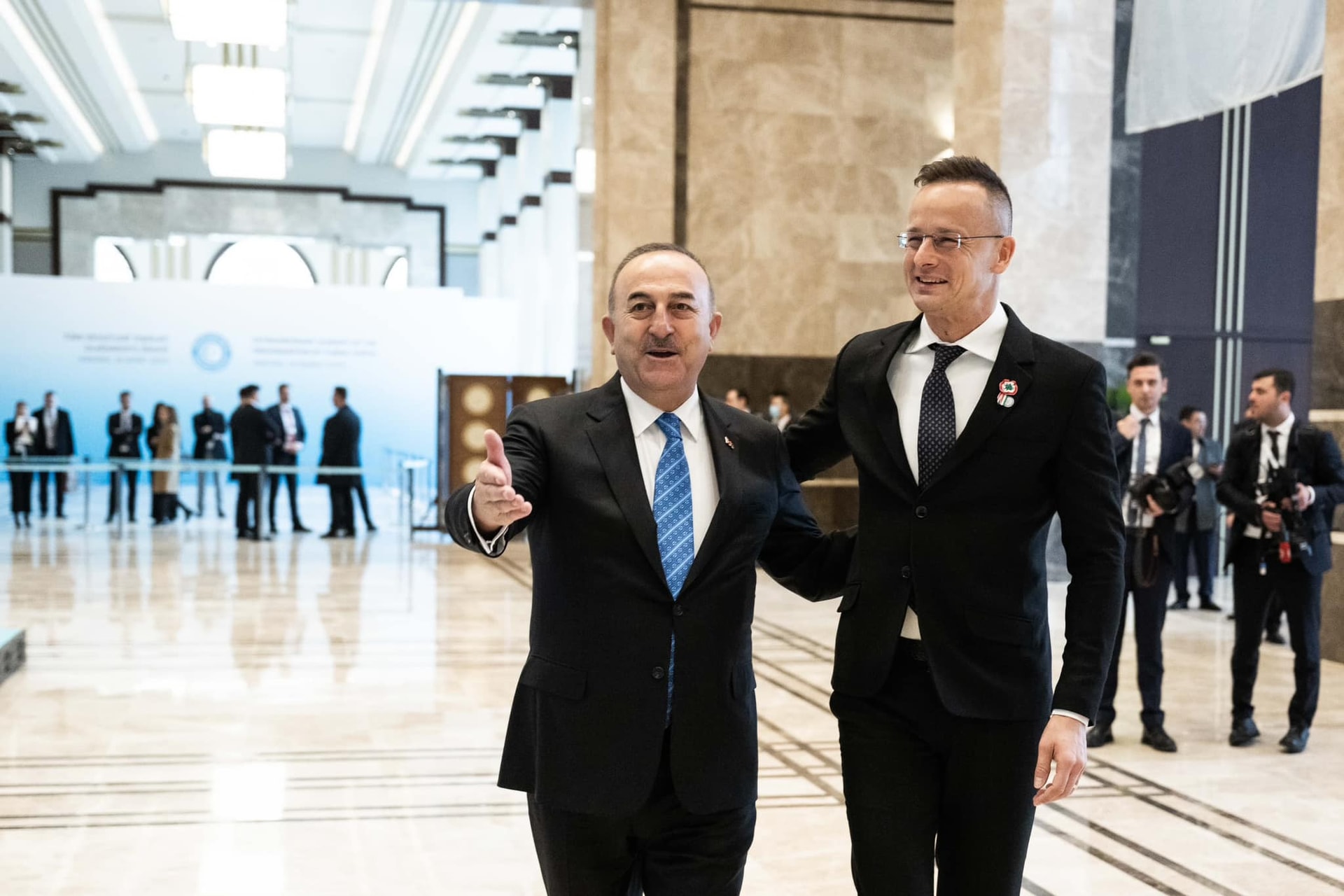 Szijjártó Péter: Magyarország 105 tonnányi orvosi eszközzel segíti Törökországot a földrengés után + VIDEÓ