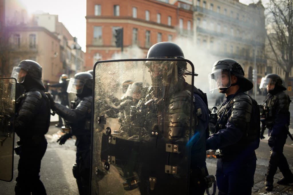 Több mint 400 tüntetőt vettek őrizetbe Franciaországban, több száz rendőr megsérült
