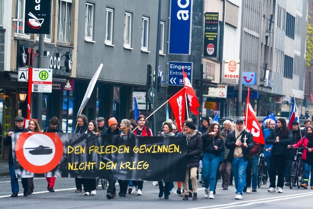 Németország-szerte ezrek követeltek békét és az újrafegyverkezés leállítását