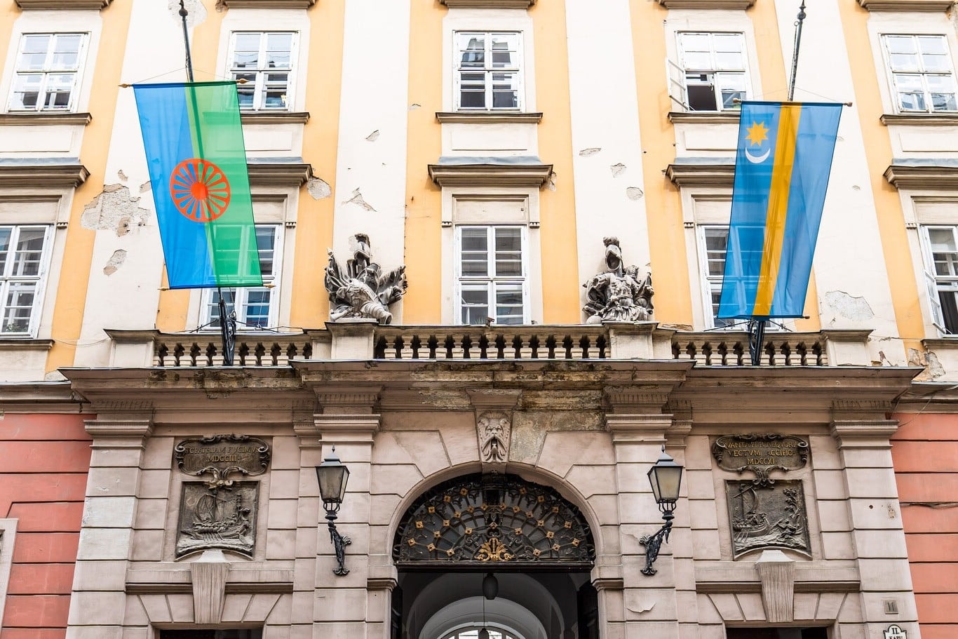 Karácsony: Kitűztük a roma zászlót a Városháza homlokzatára