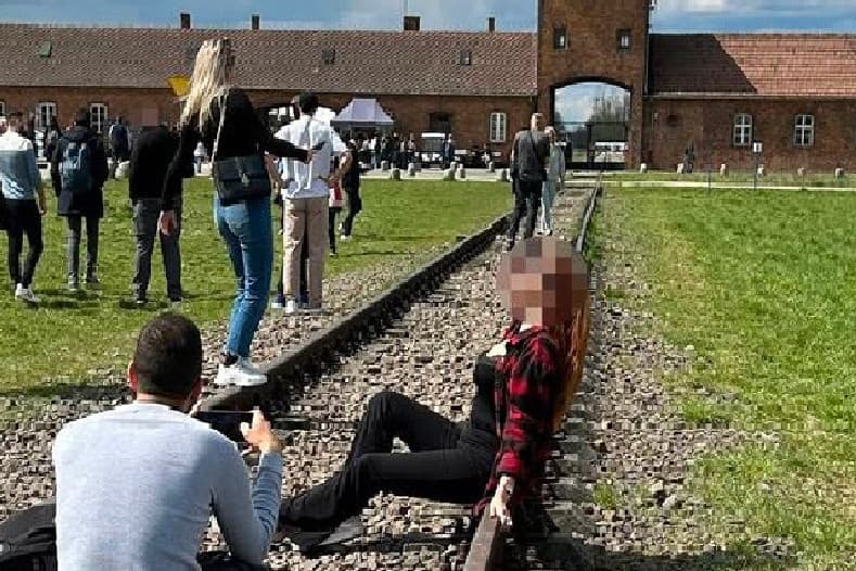 Az auschwitzi múzeum vezetősége a szexi pózolás mellőzését kéri