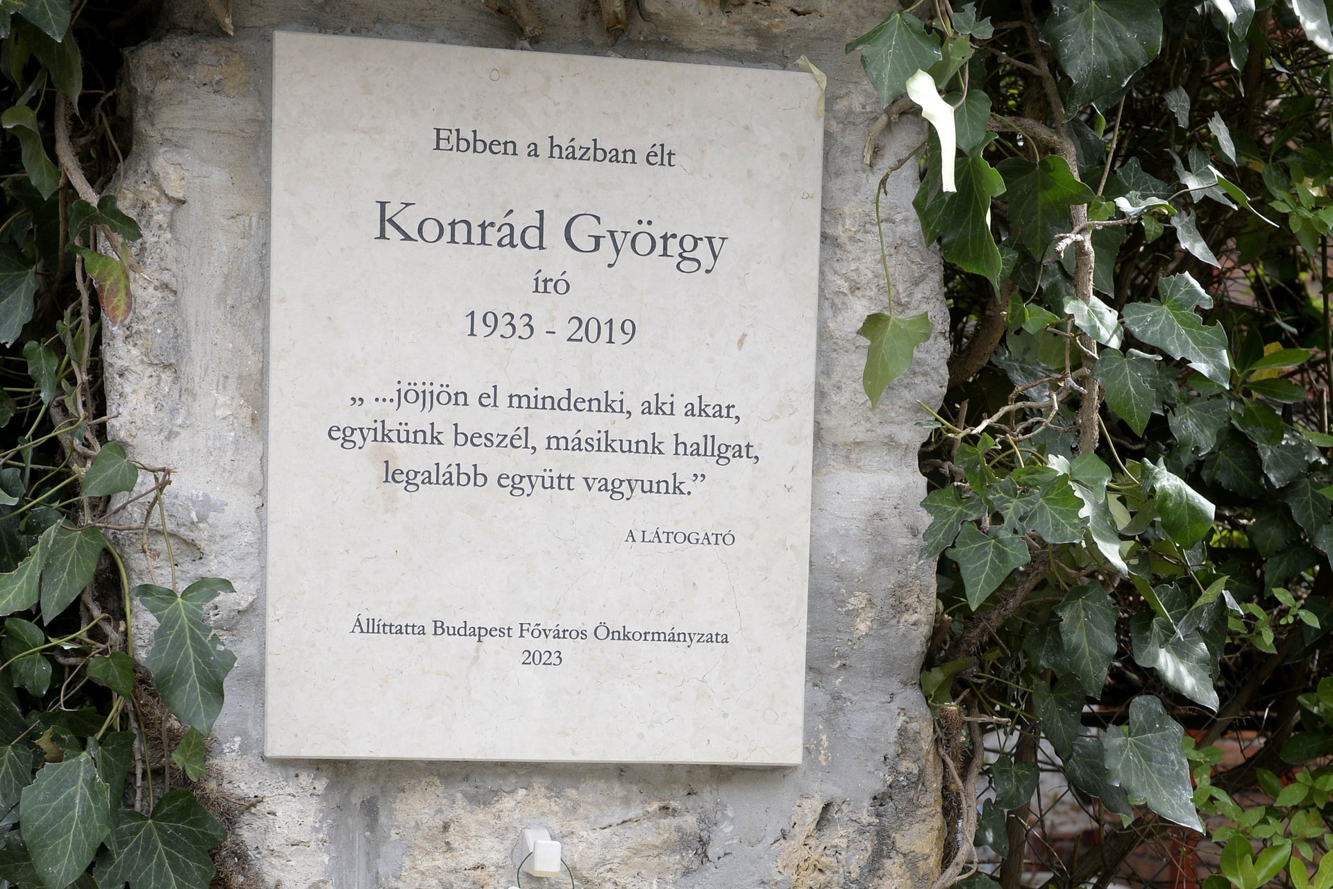 Emléktáblát avattak Konrád György tiszteletére Pasaréten