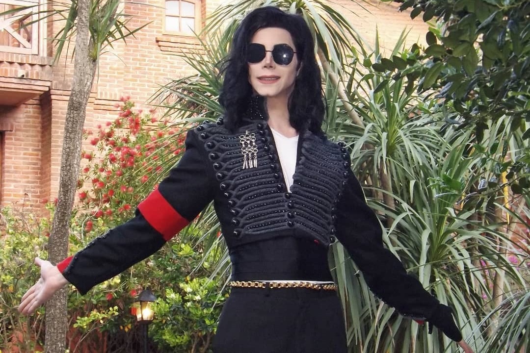 Fény derült a titokra, ezért hordott egyik kezén kesztyűt Michael Jackson