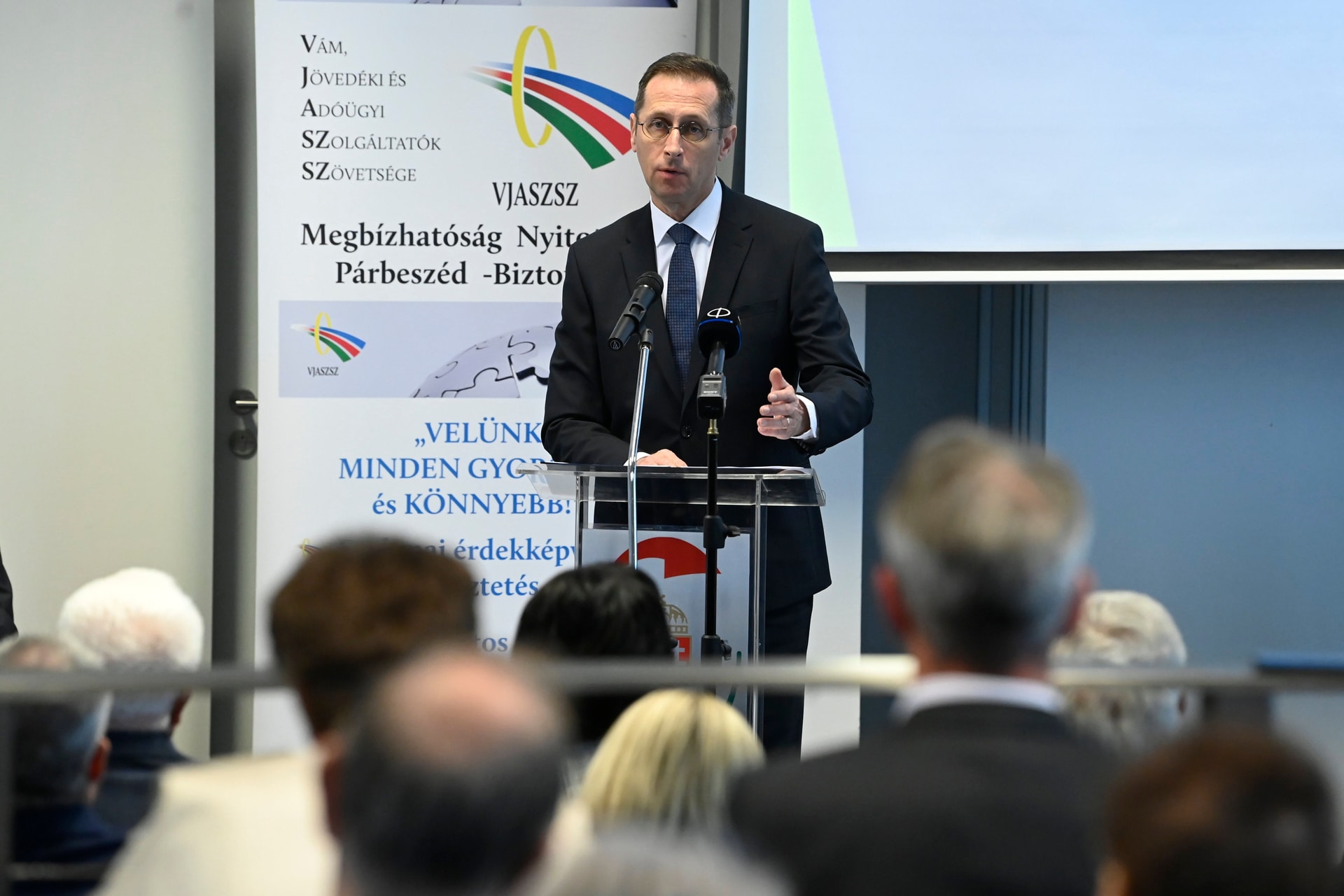 Varga Mihály: Nem emelni kell az adókat, hanem beszedni