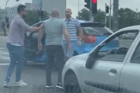 Két sofőr összeverekedett az úton, leállították a forgalmat