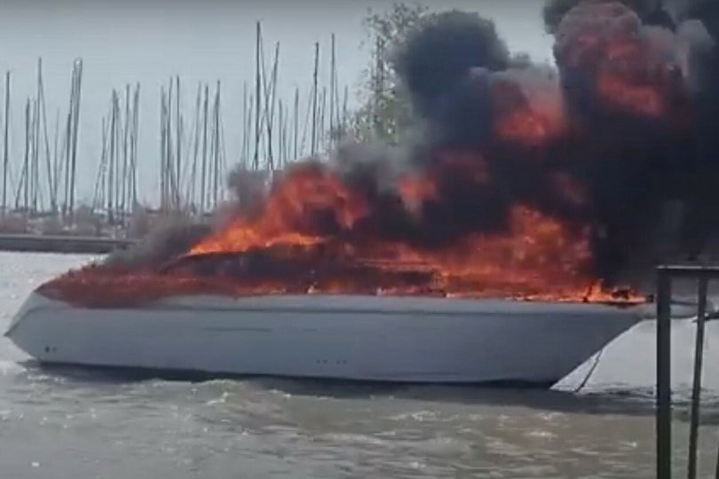 Katasztrófa a Balatonon: lángoló hajóról mentette ki az utasokat az állatorvos + VIDEÓ