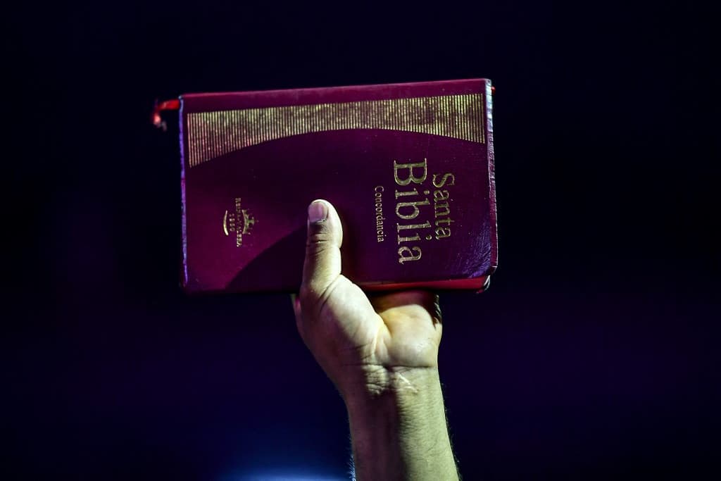 Letartóztattak egy férfit Pakisztánban, mert cipővel csapkodta a Bibliát